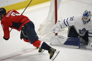 Na snímke vpravo švédsky brankár Toronta Erik Källgren podráža hokejkou ruského útočníka Capitals Alexandra Ovečkina, ktorý sa následne zranil v zápase hokejovej NHL Washington Capitals - Toronto Maple Leafs.