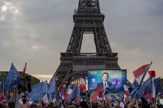 Oslavy prebehli priamo pod Eiffelovou vežou.