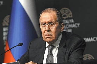 Minister Sergej Lavrov odmieta ústupky a obviňuje Západ.