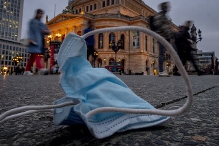 Použité rúško proti šíreniu ochorenia COVID-19 odhodili na ulicu pred budovu opery vo Frankfurte.