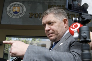 Predseda strany Smer-SD Robert Fico odchádza z Prezídia Policajného zboru SR v Bratislave po výsluchu v súvislosti s jeho obvinením zo založenia a zosnovania zločineckej skupiny. 
