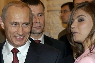 November 2004: Ruský prezident Vladimir Putin a gymnastka Alina Kabajevová na bankete v Moskve