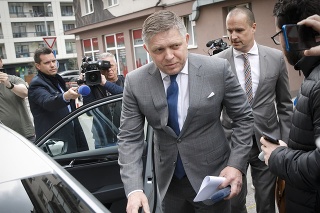 Predseda strany Smer-SD Robert Fico odchádza z Prezídia Policajného zboru SR v Bratislave po výsluchu v súvislosti s jeho obvinením zo založenia a zosnovania zločineckej skupiny. 