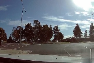 Sekundy hrôzy: Motorkár prešiel na červenú a doplatil na to. Šoférovi doslova preletel cez čelné sklo. Pohľad na VIDEO mrazí
