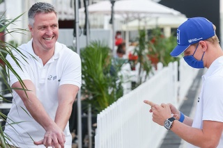 Ralf Schumacher (vľavo) naložil mladému synovcovi Mickovi Schumacherovi (vpravo).