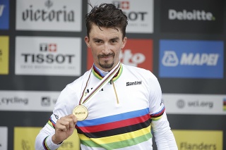 Dvojnásobný majster sveta Francúz Julian Alaphilippe pózuje na pódiu o zlatou medailou po triumfe v pretekov mužov elite na MS v cestnej cyklistike v belgickom meste Leuvene.