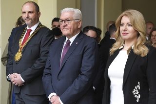 Uprostred nemecký prezident Frank-Walter Steinmeier, vpravo prezidentka SR Zuzana Čaputová