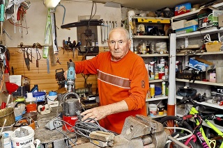 Podnikateľ Štefan opravuje pokazené spotrebiče dodnes vo svojej dielni, ktorú má v rodinnom dome. 