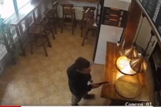 Do pizzerie vošiel muž so zbraňou.