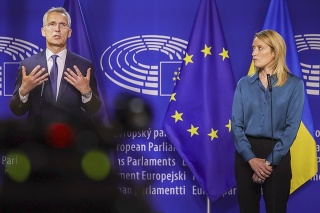  Generálny tajomník NATO Jens Stoltenberg a predsedníčka Európskeho parlamentu Roberta Metsolová