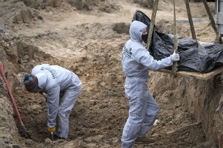 V Buči exhumujú telá mŕtvych civilistov.