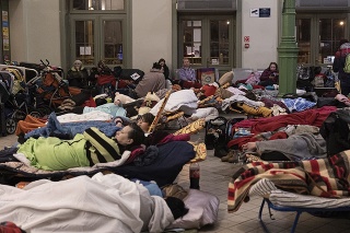 Ukrajinskí utečenci na železničnej stanici na hraniciach s Poľskom 9. marca 2022.