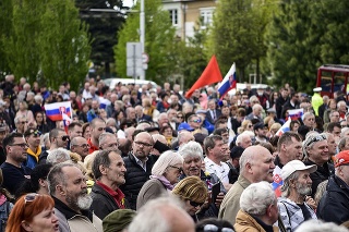 Účastníci protestu za Roberta Fica, Za právny štát, Za Slovensko pred budovou Národnej rady SR v Bratislave.
