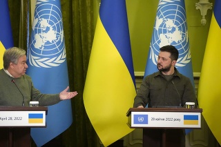 Generálny tajomník OSN António Guterres (vľavo) a ukrajinský prezident Volodymyr Zelenskyj (vpravo).