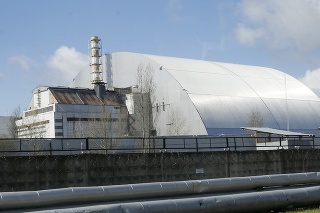  Na archívnej snímke z 27. apríla 2021 kryt nad poškodeným reaktorom Černobylskej jadrovej elektrárne v Černobyle.