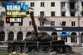 Zničený tank a zničená obytná budova po ostreľovaní v obliehanom prístavnom meste Mariupol.