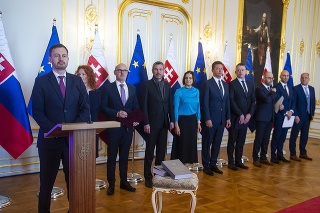 Premiér Heger spolu s ministrami a členmi vlády SR pri príležitosti predstavenia Plánu obnovy a odolnosti Slovenskej republiky.