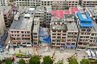 Zrútenia budov v Číne nie sú nezvyčajným javom. 