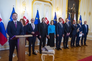 Premiér Heger spolu s ministrami a členmi vlády SR pri príležitosti predstavenia Plánu obnovy a odolnosti Slovenskej republiky.