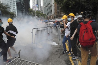 Polícia použila proti demonštrantom slzotvorný plyn.