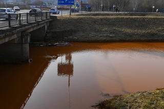 Rieka Slaná sa v polovici februára sfarbila dočervena. Príčinou je vytekanie banských vôd zo železorudnej bane v areáli bývalého banského podniku Siderit v Nižnej Slanej. 