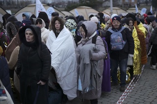 Utečenci čakajú v dave na transport po úteku z Ukrajiny a príchode na hraničný priechod v Medyke.
