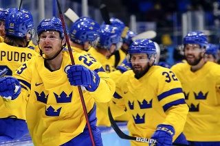 Švédsky hokejista Lucas Wallmark (v popredí) sa teší po strelení gólu počas štvrťfinálového zápasu Švédsko - Kanada na ZOH 2022 v Pekingu