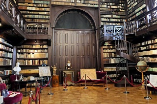 Knižnica sa vrátila do nádherného kaštieľa  v Oponiciach v roku 2011.
