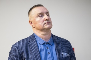 Na snímke poškodený prokurátor ÚŠP Peter Šufliarsky prichádza ako svedok na pojednávanie vo veci prípravy vrážd prokurátorov na ŠTS v Pezinku v utorok 3. mája 2022. 