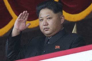 Severokórejský líder Kim Čong-un gestikuluje počas vojenskej prehliadky.