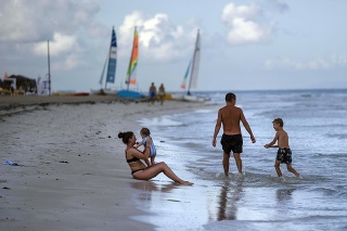 Na archívnej snímke z 29. septembra 2021 turisti sú na pláži vo Varadere,  jednom z najväčších kubánskych letovísk.