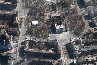 Satelitná snímka divadla v Mariupole