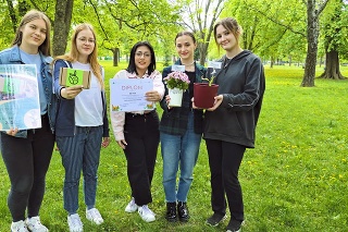 Zľava: Nina, Natália, Simona, Emma, Gabriela. Tím šikovných študentiek. Emma drží v ruke zachránenú rastlinu Gretu.