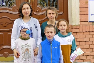 Mamy Svetlana (40, vľavo) a Nataša (42) so svojimi slabozrakými deťmi pred školou v Levoči.