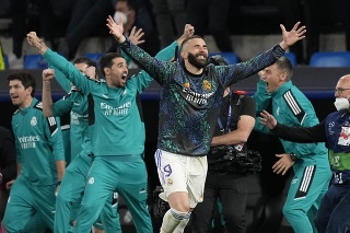 Futbalista Realu Madrid Karim Benzema (uprostred) sa teší z výhry 3:1 v odvete semifinále Ligy majstrov Real Madrid - Manchester City.
