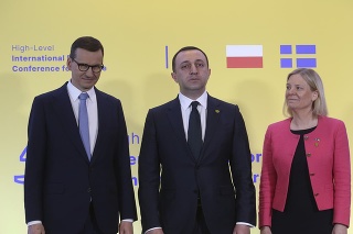 Poľský premiér Mateusz Morawiecki (vľavo), premiérka Švédska Magdalena Andersson (vpravo) a predseda vlády Gruzínska Irakli Garibaszwili pózujú na medzinárodnej konferencii darcov na vysokej úrovni pre Ukrajinu na Národnom štadióne vo Varšave v Poľsku,