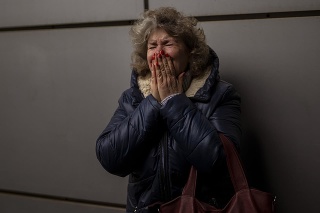 Žena plače, keď sa lúči so svojou dcérou a vnukom vo vlaku do Ľvova na stanici Kyjev, Ukrajina, štvrtok 3. marca 2022.