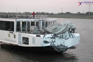 Výletná loď narazila na Dunaji do mostného piliera.