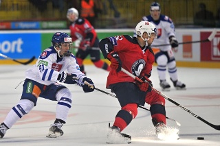 Na snímke vľavo Adam Sýkora (Slovensko) a Mats Rosseli Olsen (Nórsko) počas otváracieho zápasu hokejového turnaja Kaufland Cup 2022 Slovensko - Nórsko.