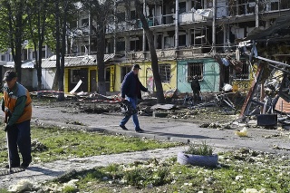 Muž kráča popred zničenú budovu v Kramatorsku.