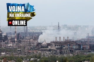 5. mája 2022: Dym stúpa z Hutného kombinátu Azovstal v Mariupole v Mariupole na Ukrajine. 