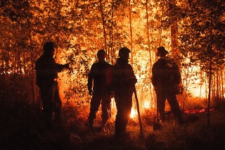 Hasiči na mieste lesného požiaru v Jakutskej republike na Sibíri
