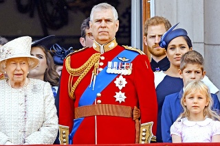 Kráľovnú s Andrewom, Harrym a Meghan na balkóne tento rok neuvidíme.