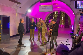  Dvojica členov írskej rockovej skupiny U2 odohrala v nedeľu improvizovaný krátky koncert na jednej zo staníc metra v centre Kyjeva.