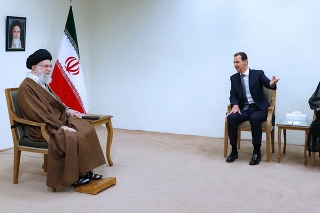 Sýrsky prezident Bašár Asad (v strede) sa stretol s najvyšším iránskym vodcom ajatolláhom Alím Chameneím (vľavo) a iránskym prezidentom Ebráhímom Raísím (vpravo).