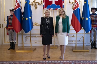 Vpravo prezidentka SR Zuzana Čaputová a vľavo prvá dáma USA Jill Bidenová počas stretnutia v Prezidentskom paláci.