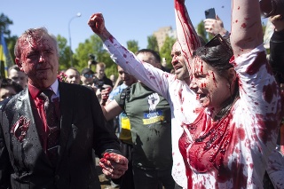 Demonštranti v poľskej Varšave v pondelok obliali ruského veľvyslanca Sergeja Andrejeva červenou farbou.