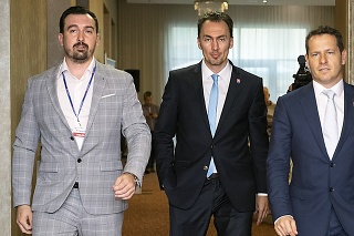 Zľava kandidáti na prezidenta SZĽH: Ľudovít Jurinyi a Miroslav Šatan. Vpravo bývalý šéf slovenského hokeja Martin Kohút. 