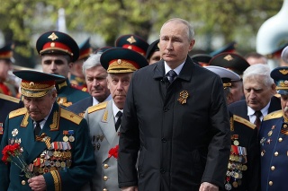 Ruský prezident Vladimir Putin na vojenskej prehliadke pri príležitosti 77. výročia víťazstva nad nacistickým Nemeckom v druhej svetovej vojne na Červenom námestí v Moskve v pondelok 9. mája 2022.