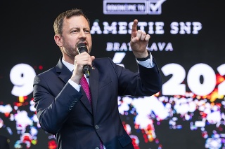 Na snímke predseda vlády SR Eduard Heger (OĽaNO) počas zhromaždenia na podporu Ukrajine na Námestí SNP počas Dňa obetí rašizmu (ruského fašizmu) v Bratislave 9. mája 2022. 